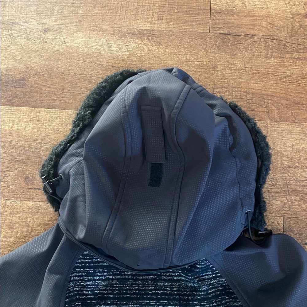 Black and silver ski jacket with detachable fur hat and zippered pockets. Large - Picture 12 of 16